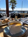 Una taza de café con vista a la costanera