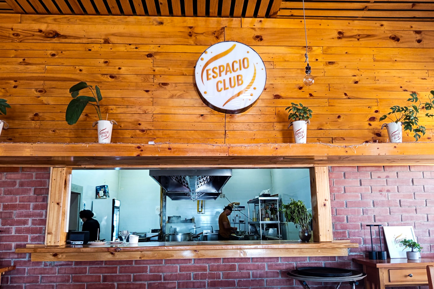 Cocina abierta y salón de Espacio Club, con su nombre en el interior